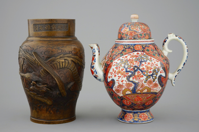 Une th&eacute;i&egrave;re Imari et un vase en bronze &agrave; d&eacute;cor en relief, Japon, Meiji, 19&egrave;me