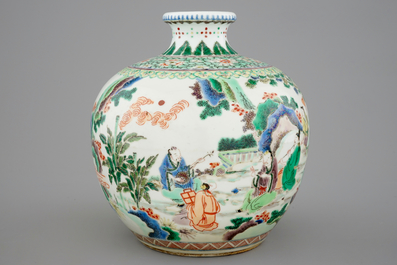 Un vase en porcelaine de Chine famille verte &agrave; d&eacute;cor de lettr&eacute;s dans un jardin, 19&egrave;me