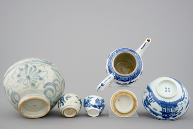 A varied collection of Chinese blue and white porcelain, 16/19th C.