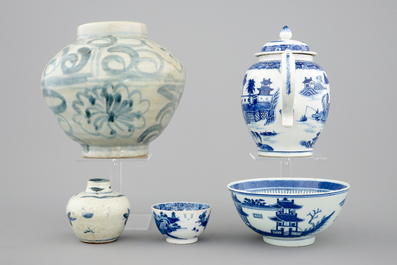 Een gevarieerde collectie blauw-wit Chinees porselein, 16/19e eeuw