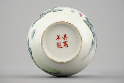 Un vase famille rose en porcelaine de Chine, marque de Hongxian