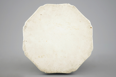 Un plateau octagonal en porcelaine de Chine &agrave; d&eacute;cor de chiens de fo, 19&egrave;me