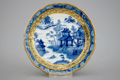 Een deel van een Chinees blauw-wit en verguld theeservies met landschapsdecor, Qianlong, 18e eeuw