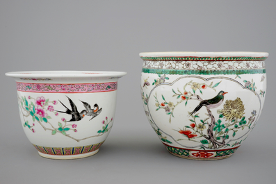 Deux jardini&egrave;res en porcelaine de Chine famille rose-verte et un bol wucai, 19/20&egrave;me