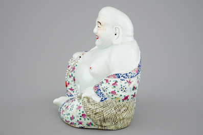 A large Chinese famille rose porcelain Buddha, 19/20th C.