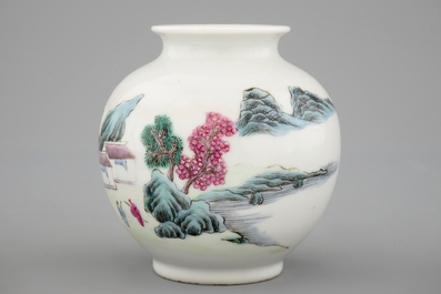 Un vase famille rose en porcelaine de Chine, marque de Hongxian