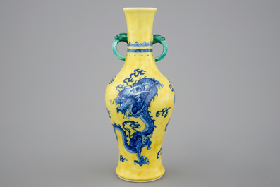 Un vase en porcelaine de Chine &agrave; d&eacute;cor d'un dragon en bleu et blanc sur fond jaune, 19/20&egrave;me