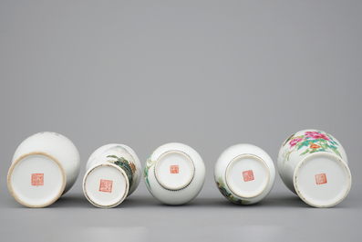 Cinq vases et un plat en porcelaine de Chine famille rose, R&eacute;publique, 20&egrave;me