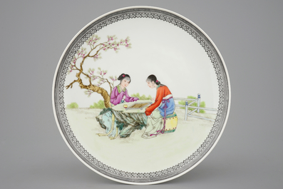Vijf Chinese famille rose vazen en een schotel, Republiek, 20e eeuw