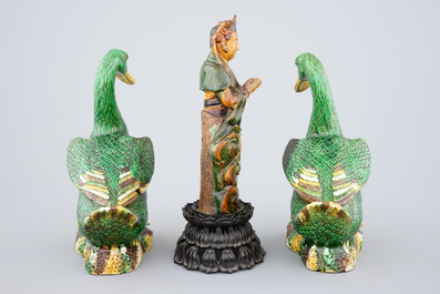 A Ming sancai Guanyin and a pair of verte biscuit figures of ducks, 18/19th C.