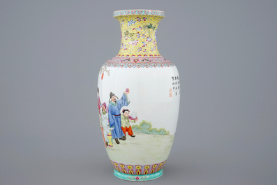 Un vase en porcelaine de Chine famille rose d'&eacute;poque R&eacute;publique, 20&egrave;me