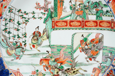 Een uitzonderlijk grote Chinese verte-Imari schotel met ruiters, Kangxi