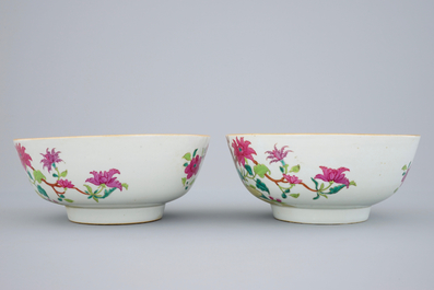 Een paar Chinese famille rose kommen met floraal decor, Qianlong, 18e eeuw