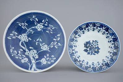 Deux vases et deux plats en porcelaine de Chine en bleu et blanc, 18/19&egrave;me