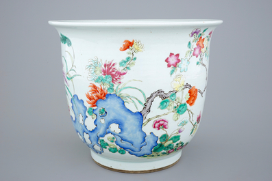 A large Chinese famille rose flower pot, 19th C.