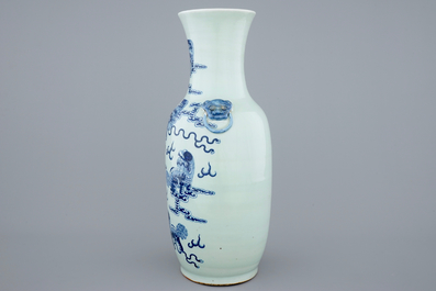 Un vase en porcelaine de Chine en bleu et blanc sur fond c&eacute;ladon aux chiens de fo, 19&egrave;me