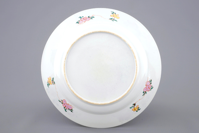 Une assiette au papillon en porcelaine de Chine famille rose, Yongzheng, 1723-1735