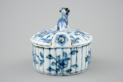 A Chinese blue and white butter tub after a Dutch Delft example, Qianlong, 18th C.