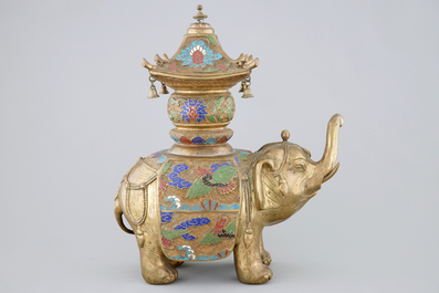 Een grote Chinese cloisonne wierookbrander in de vorm van een olifant, 19/20e eeuw