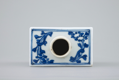 Een blauw-witte Chinese theebus met fijne landschappen, Kangxi