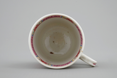 Une tasse et soucoupe en porcelaine de Chine &agrave; d&eacute;cor de cerfs, Yongzheng/Qianlong