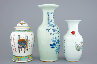 Een set van 3 Chinese blauw-witte en famille rose vazen, 19/20e eeuw