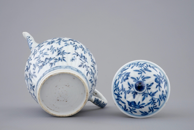 Een kleine Chinese blauw-witte theepot met deksel, Kangxi