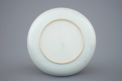 Une assiette armoiri&eacute;e en porcelaine de Chine famille rose pour l'export, Yongzheng, ca. 1735