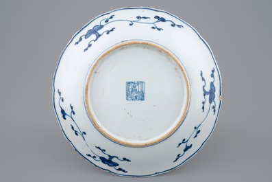 Een Chinees blauw-wit bord met lotus decor in Ming-stijl, Qianlong merk en periode