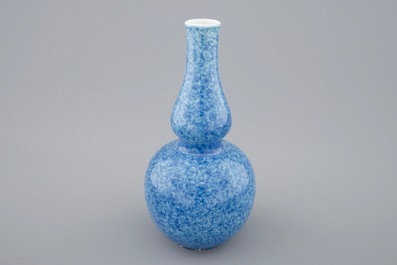 A Chinese monochrome powder blue double gourd vase, 18/19th C.