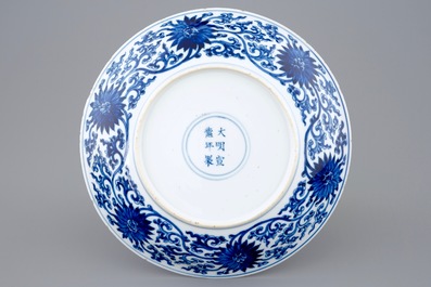 Een Chinees blauw-wit bord met lotus decor, Xuande merk, Kangxi