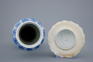 Een zeer ongewone blauw-witte Chinese dekselvaas, Kangxi