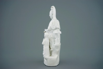 Een Chinese Dehua blanc de Chine figuur van Guanyin met kind, 18/19e eeuw