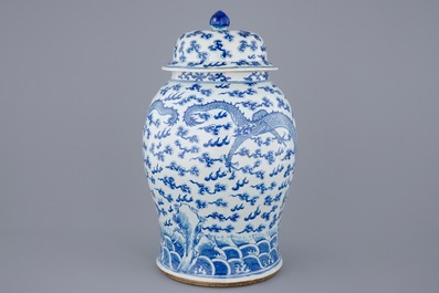 Un grand vase et son couvercle en porcelaine de Chine bleu et blanc aux dragons, 19&egrave;me