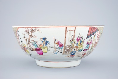 A large Chinese famille rose mandarin bowl, Qianlong, 18th C.