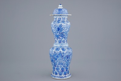 Een zeer ongewone blauw-witte Chinese dekselvaas, Kangxi