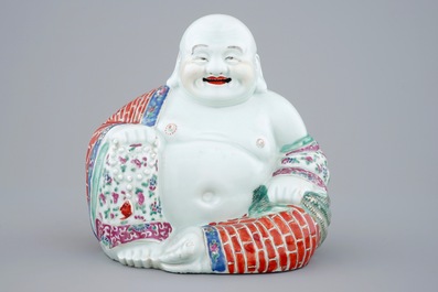 A large Chinese famille rose porcelain Buddha, 19/20th C.