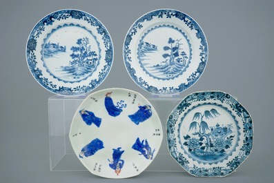 Een lot van 6 diverse blauw-witte Chinese schotels en borden, 18/19e