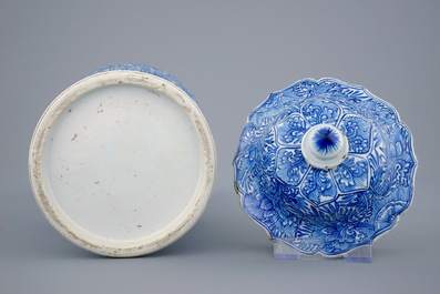 Een zeer ongewone blauw-witte Chinese dekselvaas, Kangxi