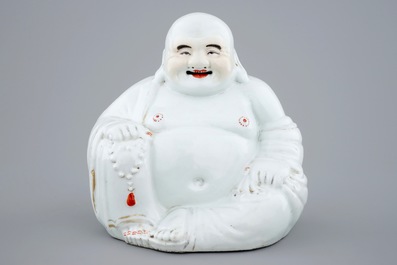 Een grote Chinese porseleinen Boeddha, blanc de Chine, 19/20e eeuw