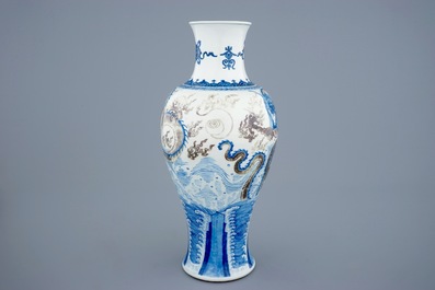 Een Chinese balustervaas met draken in blauw, wit en onderglazuur rood, Kangxi