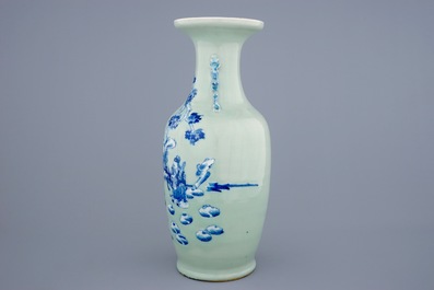 Een fijne Chinese blauw-wit op celadon fond vaas met personages, 19e eeuw