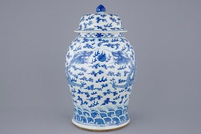 Un grand vase et son couvercle en porcelaine de Chine bleu et blanc aux dragons, 19&egrave;me