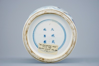 Een Chinese balustervaas met draken in blauw, wit en onderglazuur rood, Kangxi