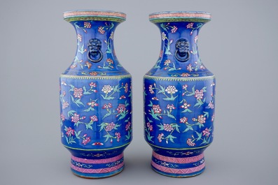 Une grande paire de vases en porcelaine de Chine famille rose sur fond bleu, 19&egrave;me