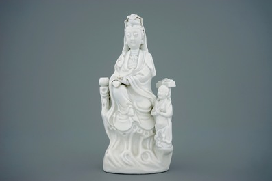 Een Chinese Dehua blanc de Chine figuur van Guanyin met kind, 18/19e eeuw