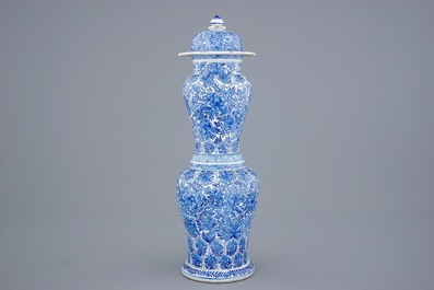 Een zeer ongewone blauw-witte Chinese dekselvaas, Kangxi