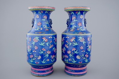 Une grande paire de vases en porcelaine de Chine famille rose sur fond bleu, 19&egrave;me