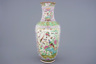 Een Chinese famille rose vaas in reli&euml;f gedecoreerd, Canton, 19e eeuw