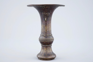Un vase gu en bronze avec traces de lacque dor&eacute;e et une marque, Chine, fin de la Dynastie Ming